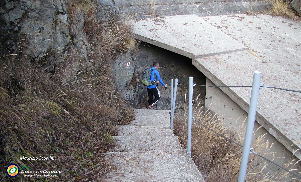 49 Mi porto alla base della diga ed entro nel tunnel....JPG